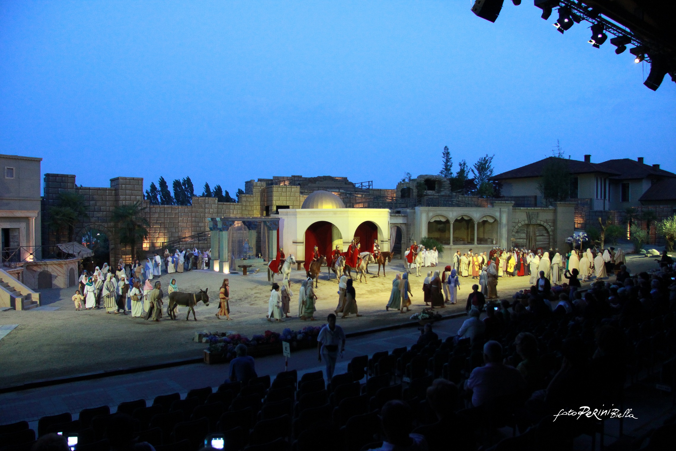 Passione di Sordevolo_teatro.jpg